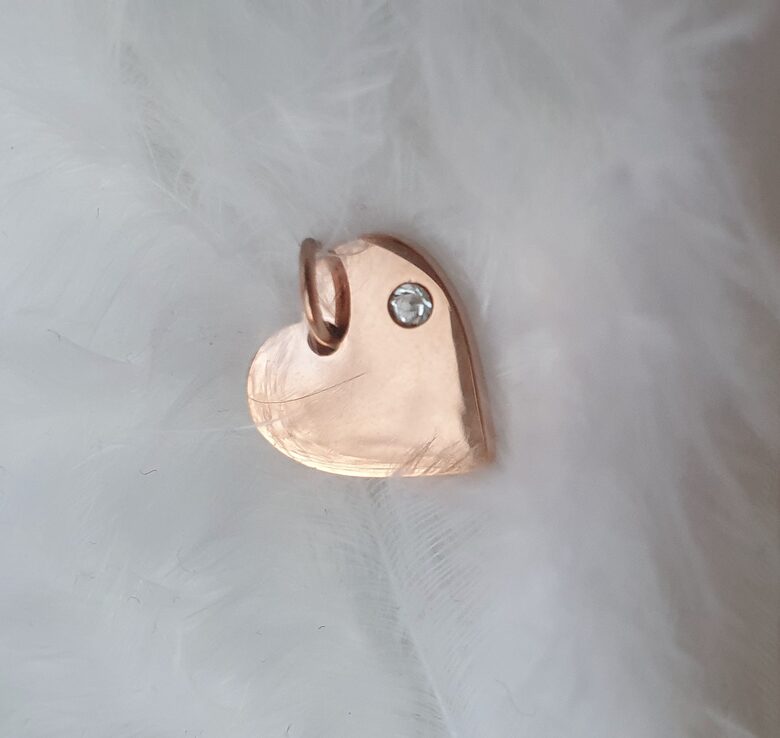 Kulons "SIRSNIŅA", ar cirkoniju, zelta krāsā 