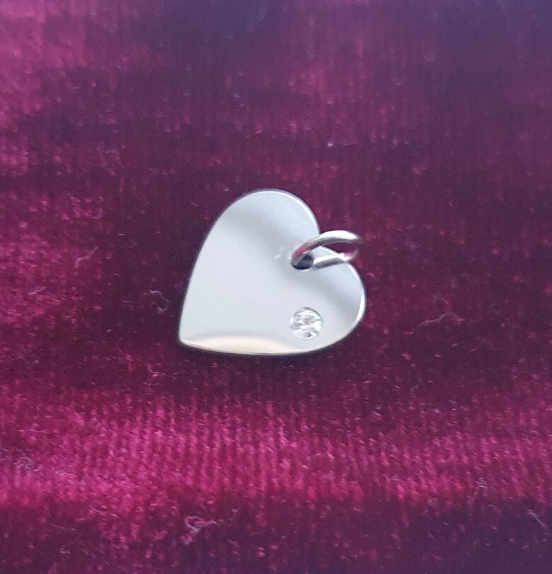 Kulons "SIRSNIŅA", ar cirkoniju, sudraba krāsā 